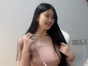 挺拔粉嫩的大奶子可愛超清純美少女直播